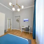 Victoria's Old Town Deluxe (adults Only) דירה *